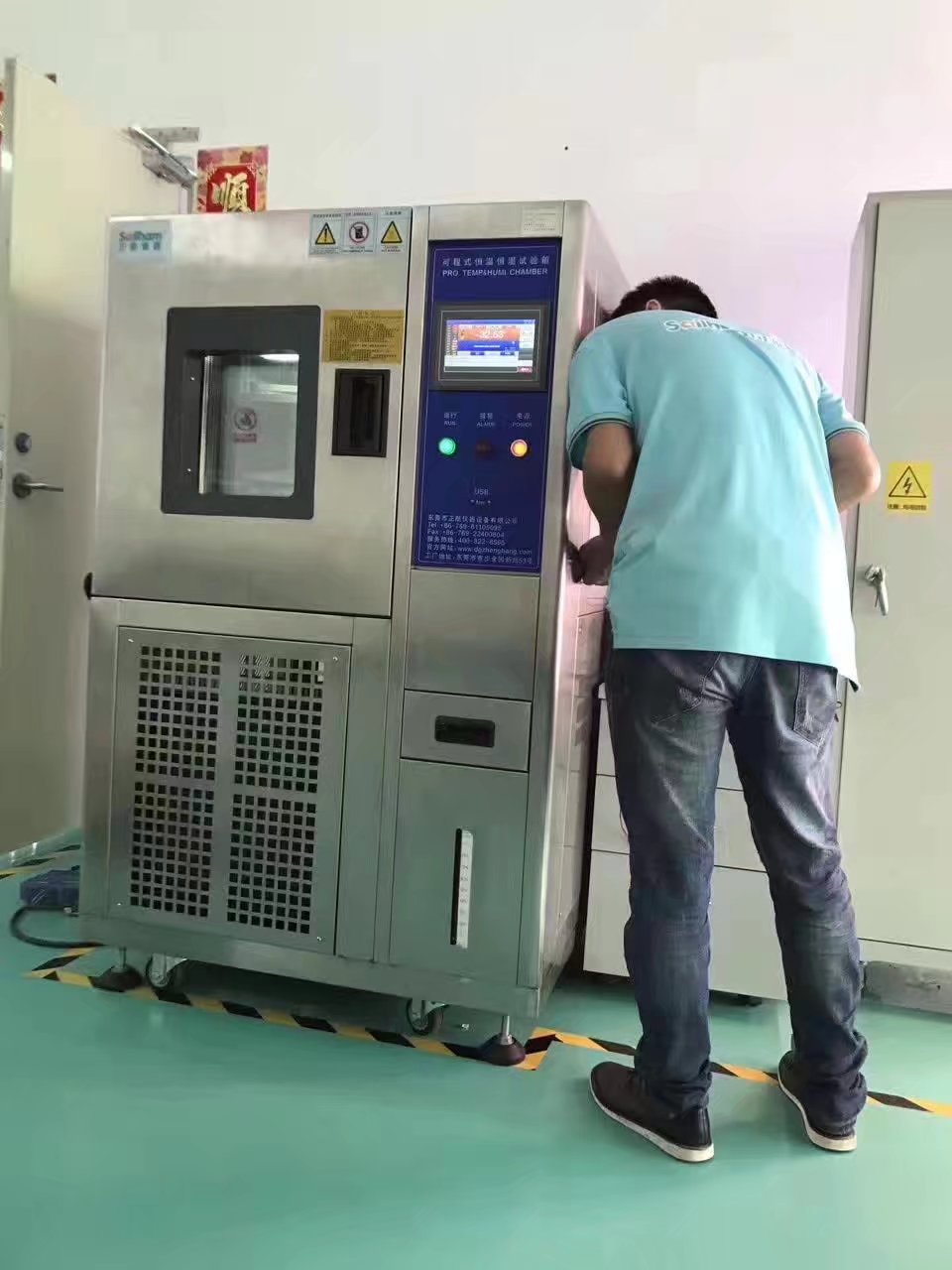 正航工程師認(rèn)真交機(jī)培訓(xùn)客戶操作使用高低濕熱交變?cè)囼?yàn)箱