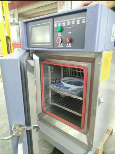桌上型恒溫恒濕實驗箱內部空間展示圖片